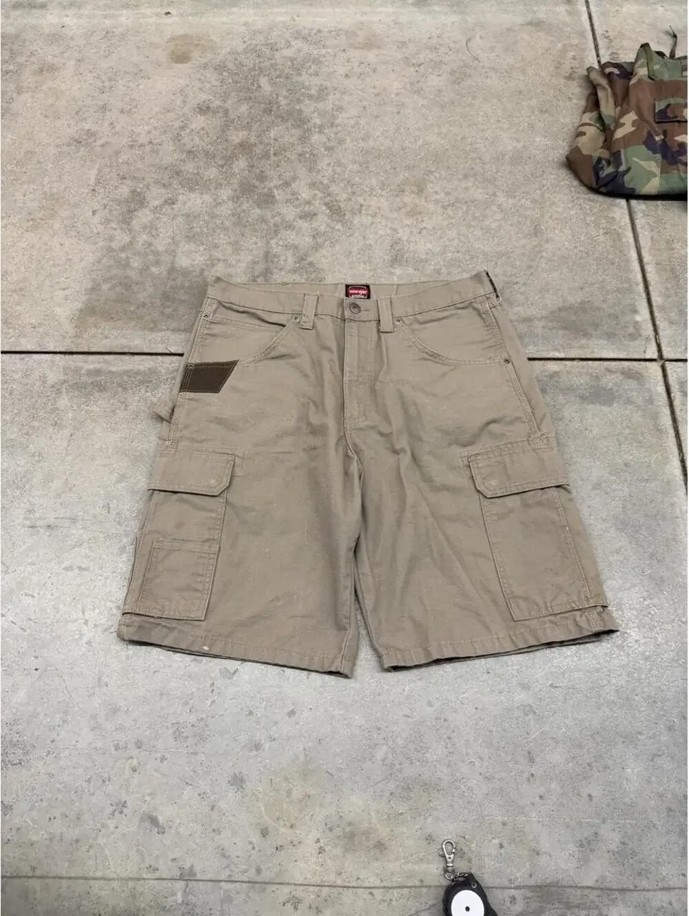 vintage wrangler riggs beige relaxed baggy fit cargo shorts size 34